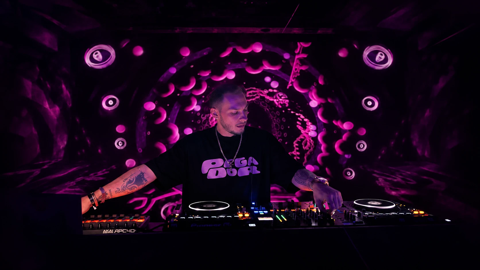 Nero Effecta behind the decks