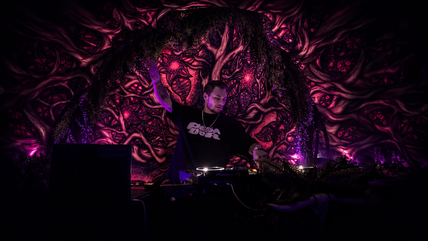 Nero Effecta behind the decks